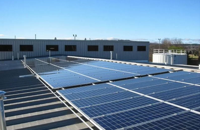 Warum senken immer mehr Fabriken und Lagerhallen ihre Kosten mit Solarmodulen?