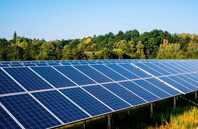 Sind mehr Solarmodule oder mehr Batterien besser?